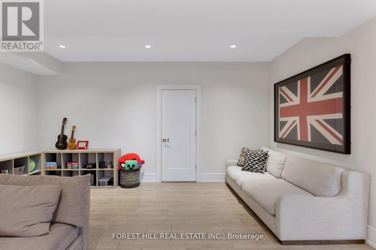 8 NORA ROAD, Toronto (Islington-City Centre West), Ontario, M9A1C9