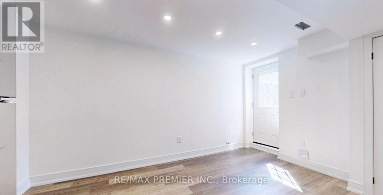 LOWER - 208 MCROBERTS AVENUE W, Toronto (Corso Italia-Davenport), Ontario, M6E4P5