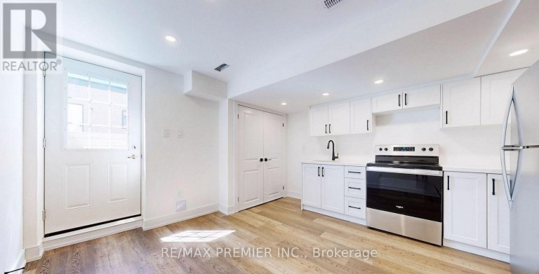 LOWER - 208 MCROBERTS AVENUE W, Toronto (Corso Italia-Davenport), Ontario, M6E4P5