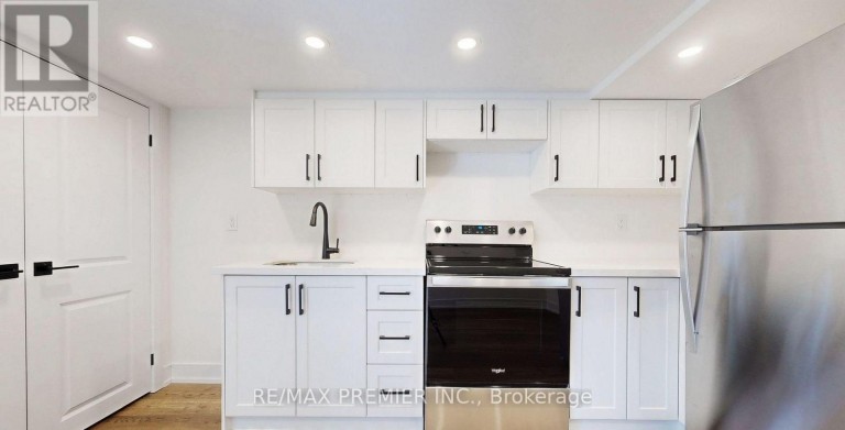LOWER - 208 MCROBERTS AVENUE W, Toronto (Corso Italia-Davenport), Ontario, M6E4P5