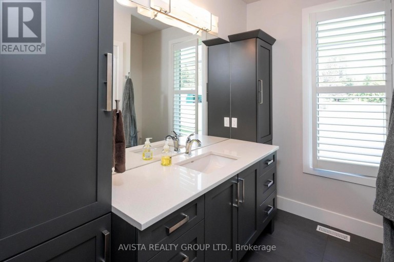 2422 BROADWAY AVE, Thunder Bay (Rosslyn Road), Ontario, P7K1K7