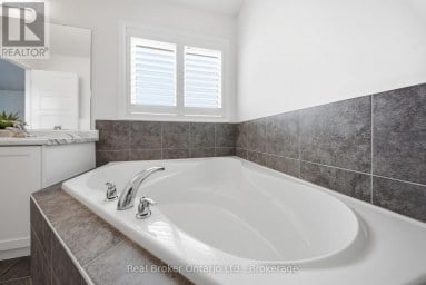 109 LONGBOAT RUN Brantford Ontario photo 34