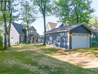 2056 RIVER ROAD W Wasaga Beach Ontario photo 3