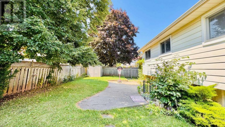 2255 URWIN CRESCENT, Oakville (WO West), Ontario, L6L2T3