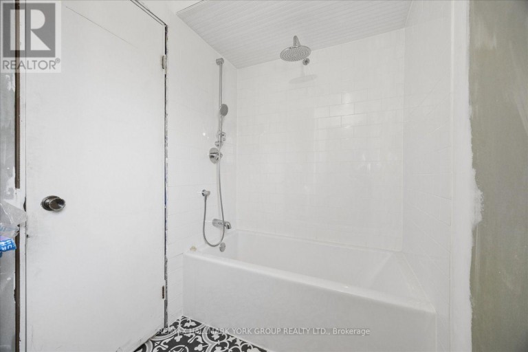 458 CHESTER AVENUE, Newmarket (Bristol-London), Ontario, L3Y6R7