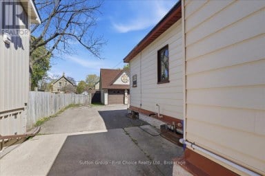 49 WELL STREET Stratford Ontario photo 32