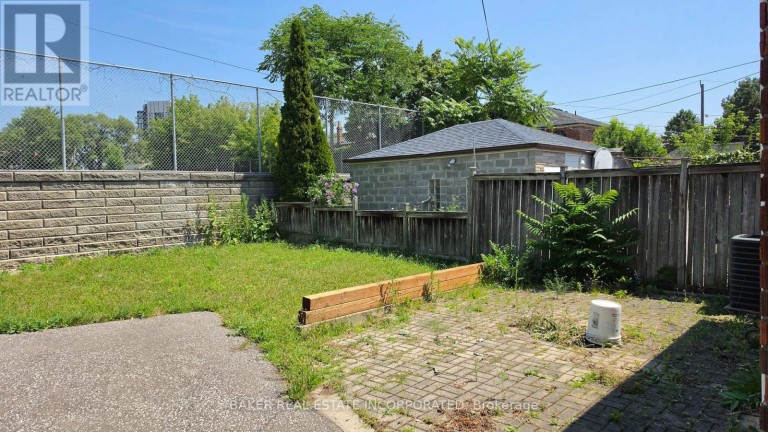 739 VAUGHAN ROAD, Toronto (Oakwood Village), Ontario, M6E2Z1