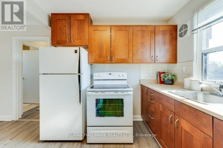 UPPER - 225 WOODVILLE AVENUE, Toronto (East York), Ontario, M4J2R4