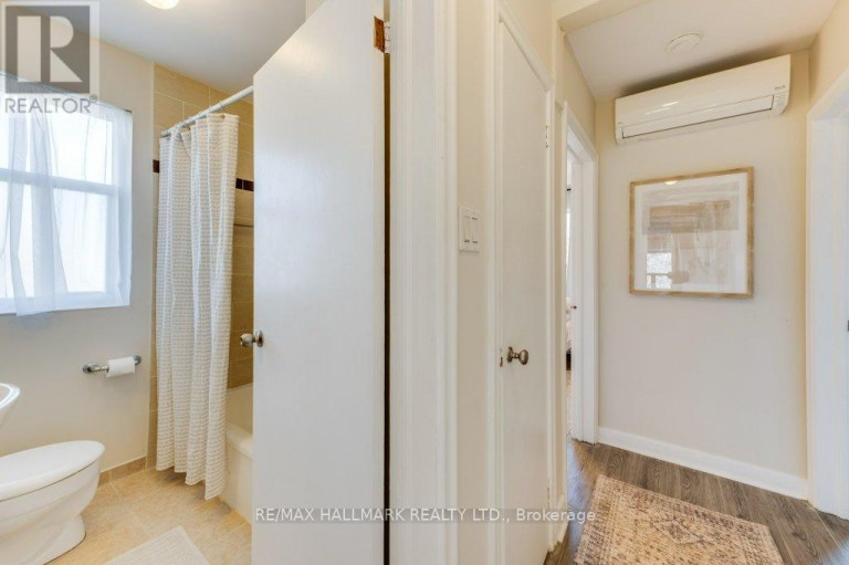 UPPER - 225 WOODVILLE AVENUE, Toronto (East York), Ontario, M4J2R4