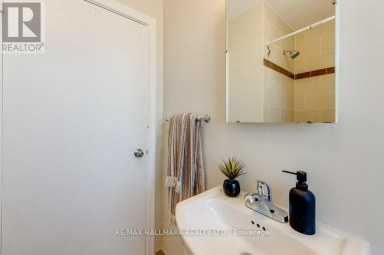 UPPER - 225 WOODVILLE AVENUE Toronto (East York) Ontario photo 20