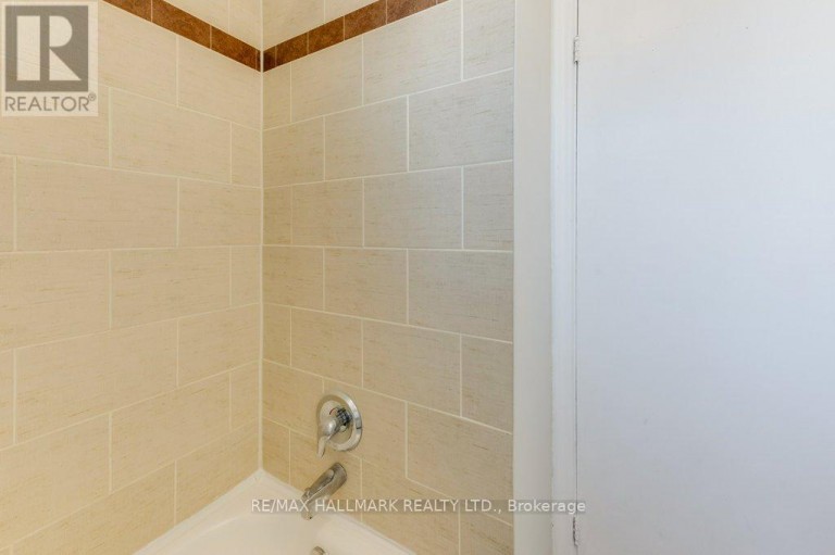 UPPER - 225 WOODVILLE AVENUE, Toronto (East York), Ontario, M4J2R4