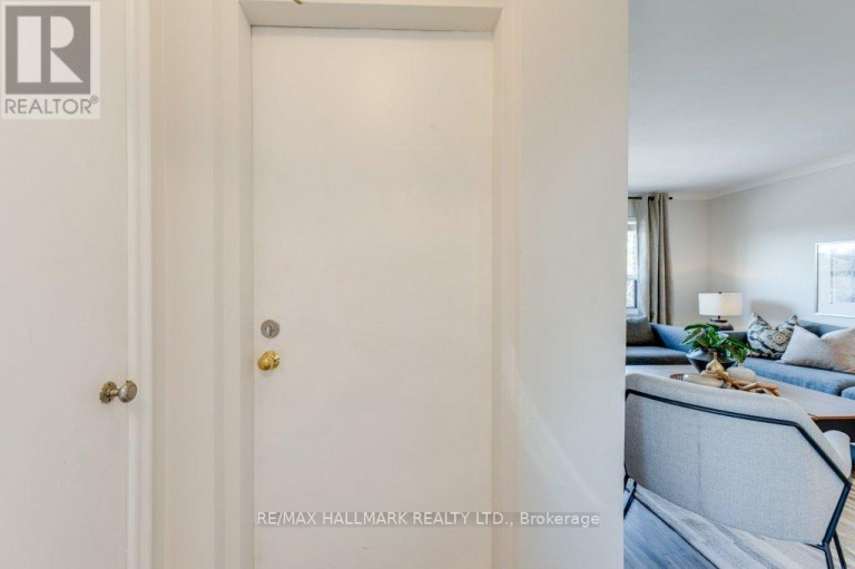 UPPER - 225 WOODVILLE AVENUE, Toronto (East York), Ontario, M4J2R4