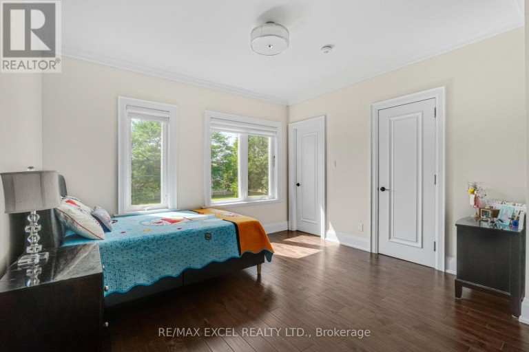 49 KENTON DRIVE, Toronto (Newtonbrook West), Ontario, M2R2H9