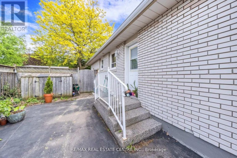 126 CULHAM STREET, Oakville (CP College Park), Ontario, L6H1G5