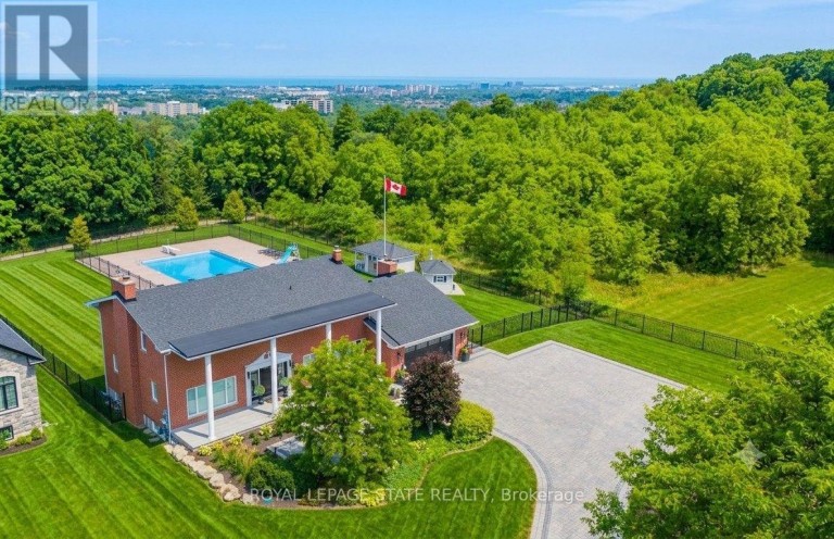 10 AZALEA COURT, Hamilton (Stoney Creek Mountain), Ontario, L8J1K4