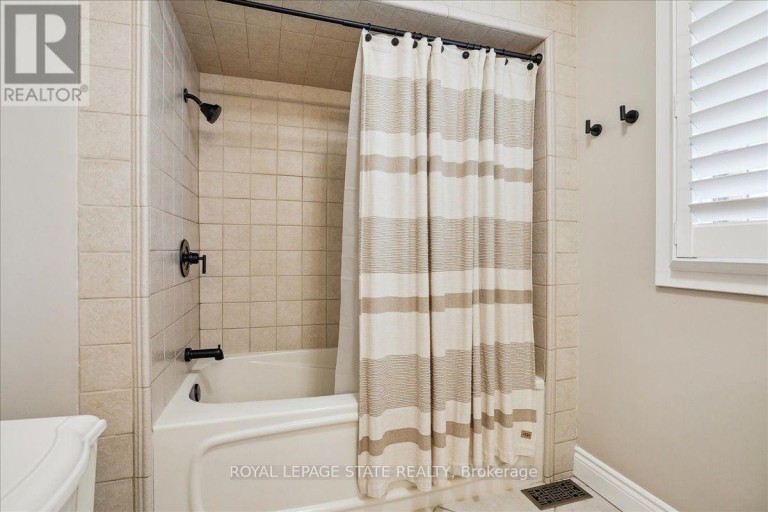 10 AZALEA COURT, Hamilton (Stoney Creek Mountain), Ontario, L8J1K4