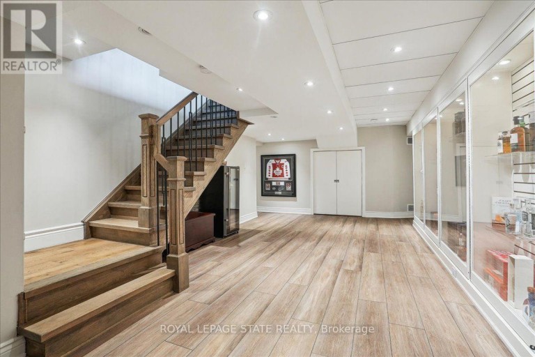 10 AZALEA COURT, Hamilton (Stoney Creek Mountain), Ontario, L8J1K4