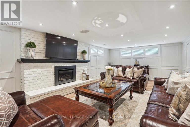 10 AZALEA COURT, Hamilton (Stoney Creek Mountain), Ontario, L8J1K4