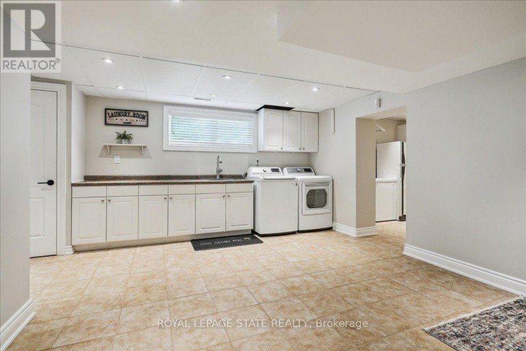 10 AZALEA COURT, Hamilton (Stoney Creek Mountain), Ontario, L8J1K4
