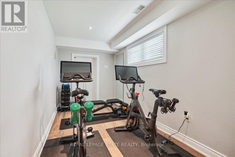 10 AZALEA COURT, Hamilton (Stoney Creek Mountain), Ontario, L8J1K4