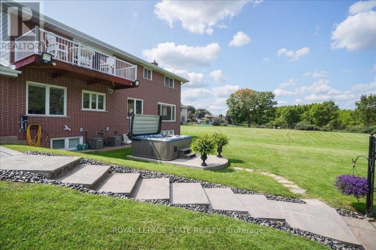 10 AZALEA COURT, Hamilton (Stoney Creek Mountain), Ontario, L8J1K4