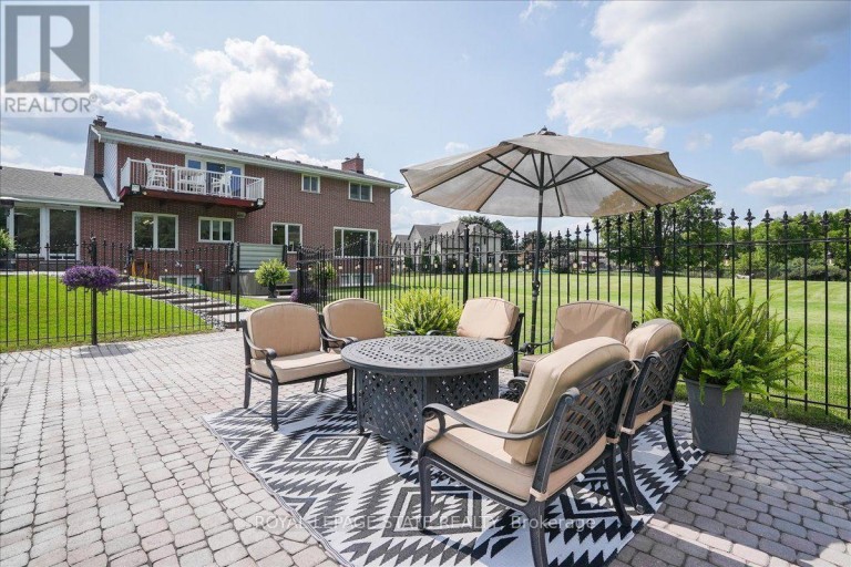 10 AZALEA COURT, Hamilton (Stoney Creek Mountain), Ontario, L8J1K4