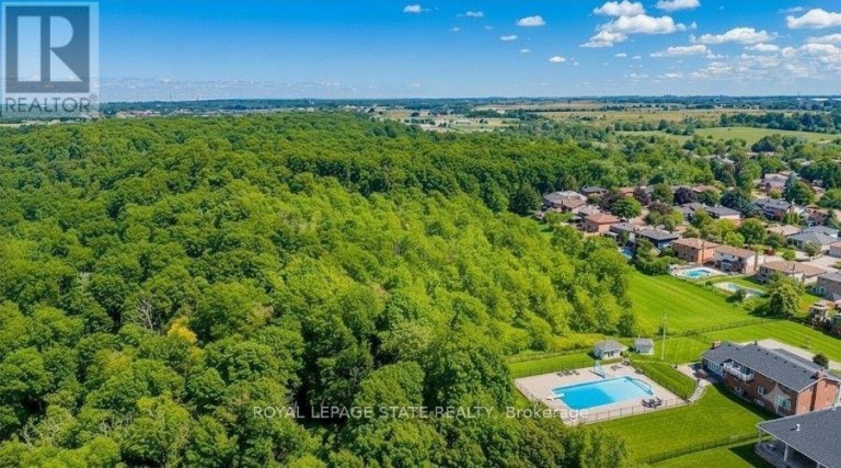 10 AZALEA COURT, Hamilton (Stoney Creek Mountain), Ontario, L8J1K4