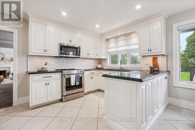 10 AZALEA COURT, Hamilton (Stoney Creek Mountain), Ontario, L8J1K4