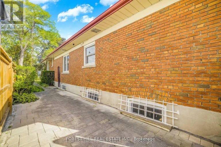 18 IRVINGTON CRESCENT, Toronto (Willowdale East), Ontario, M2N2Z1