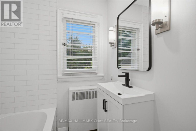 2 - 15 PARKSIDE DRIVE, Barrie (Queen's Park), Ontario, L4N1W7