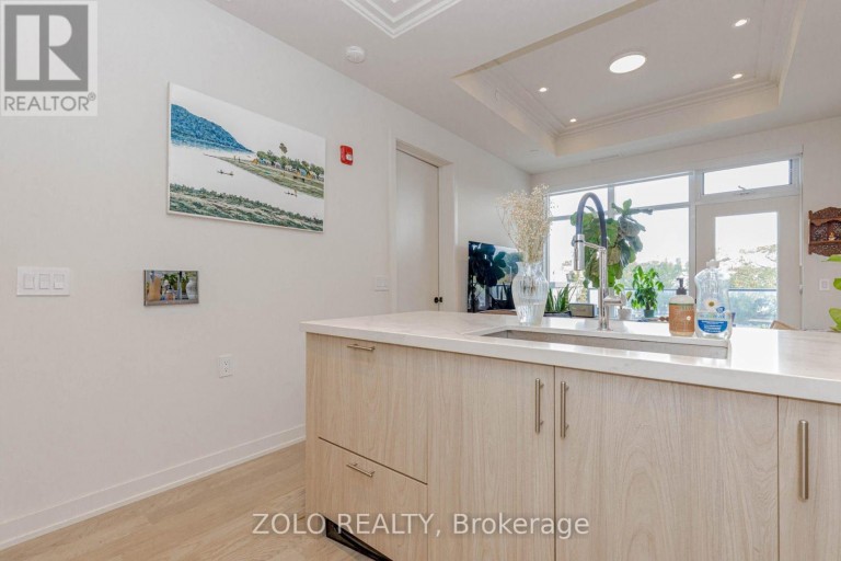 208 - 123 MAURICE DRIVE, Oakville (CO Central), Ontario, L6K2W6