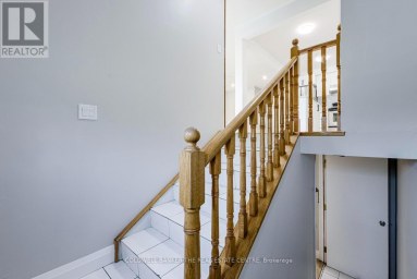 UPPER - 246 CHEROKEE BLVD BOULEVARD Toronto (Pleasant View) Ontario photo 3