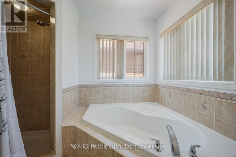 15 ROUNDSTONE DRIVE, Brampton (Credit Valley), Ontario, L6X0K7