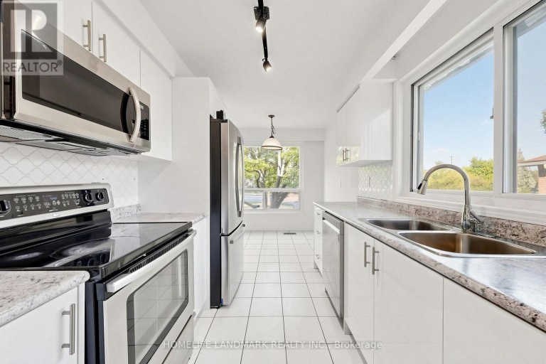 26 FENSIDE DRIVE, Toronto (Parkwoods-Donalda), Ontario, M3A2V3