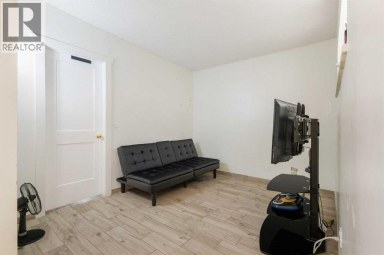 11268 6  SW Calgary Alberta photo 39