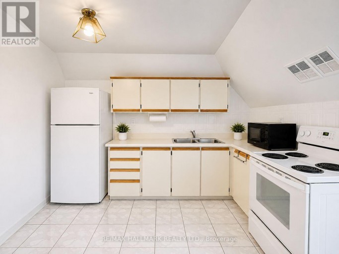APT 3 - 338 VAUGHAN ROAD, Toronto (Humewood-Cedarvale), Ontario, M6C2N6