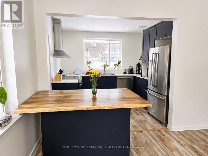 10 TERNHILL CRESCENT, Toronto (Banbury-Don Mills), Ontario, M3C2E5