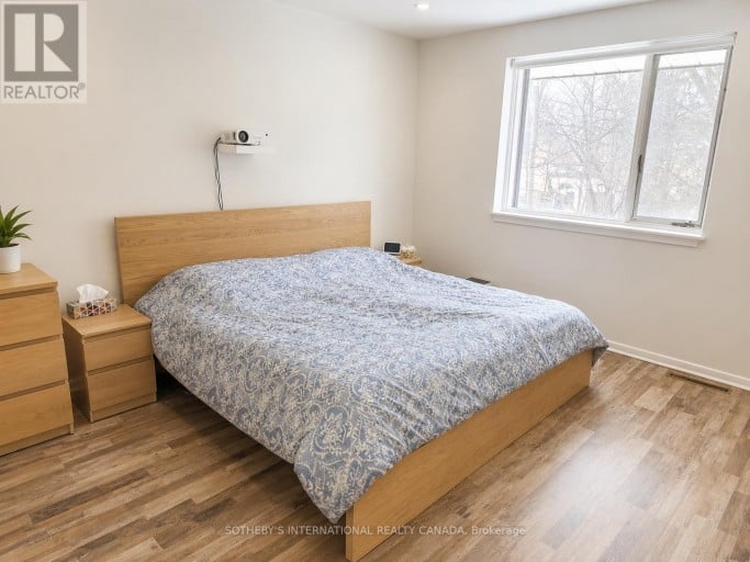 10 TERNHILL CRESCENT, Toronto (Banbury-Don Mills), Ontario, M3C2E5