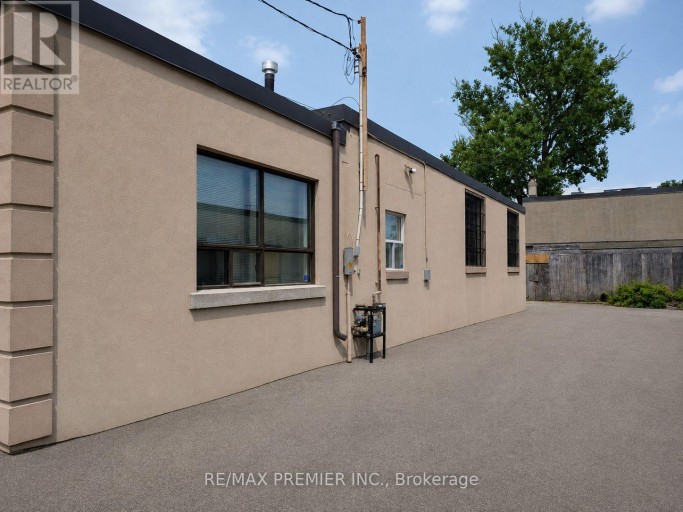 B - 17 OAKLAND AVENUE, Toronto (Downsview-Roding-CFB), Ontario, M9M2H9