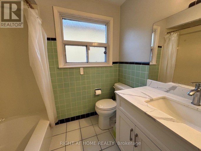 220 NEWTON DRIVE, Toronto (Newtonbrook East), Ontario, M2M2P3