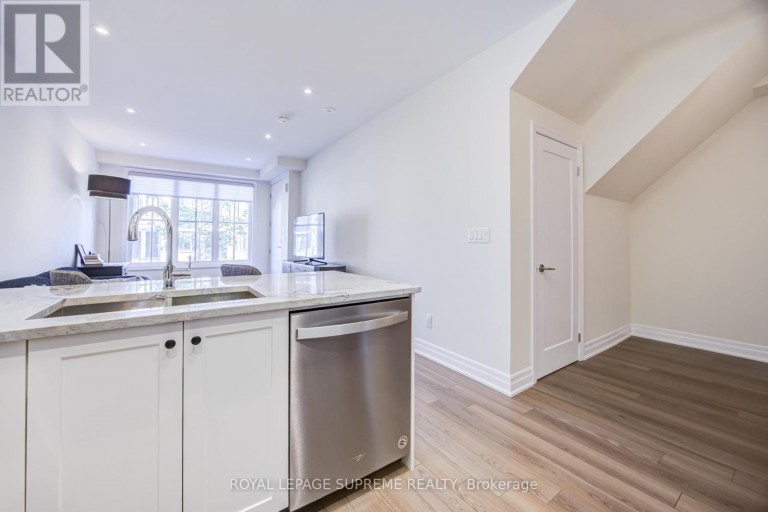 207 - 652 CRICKLEWOOD DRIVE, Mississauga (Mineola), Ontario, L5G0A5