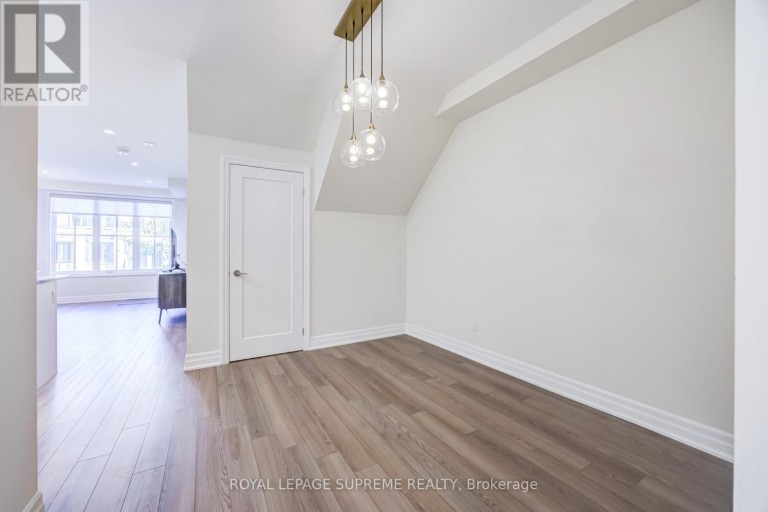 207 - 652 CRICKLEWOOD DRIVE, Mississauga (Mineola), Ontario, L5G0A5