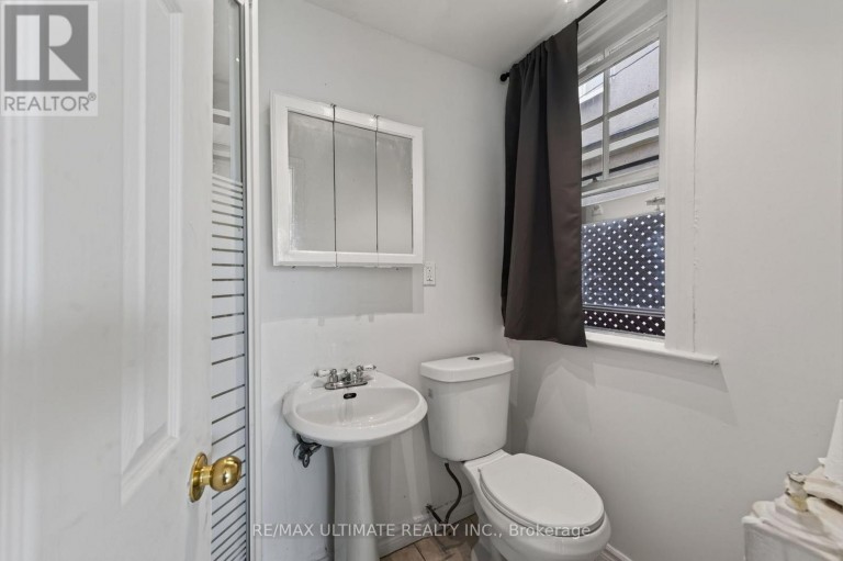 3 - 2360 QUEEN STREET E, Toronto (The Beaches), Ontario, M4E1H3