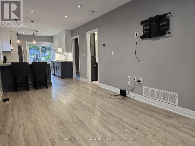 UPPER - 141 PHILLIP AVENUE, Toronto (Birchcliffe-Cliffside), Ontario, M1N3R6