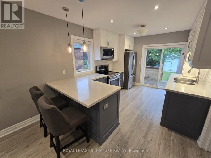 UPPER - 141 PHILLIP AVENUE, Toronto (Birchcliffe-Cliffside), Ontario, M1N3R6