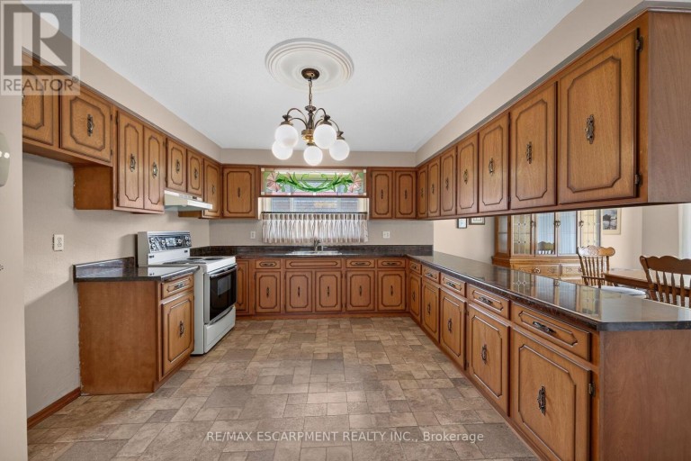 39 ALGONQUIN COURT, Hamilton (King's Forest Upper), Ontario, L8T4T2