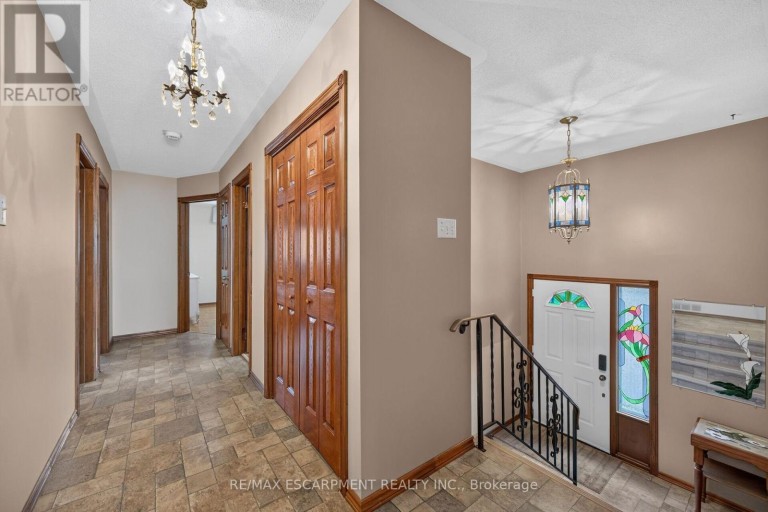 39 ALGONQUIN COURT, Hamilton (King's Forest Upper), Ontario, L8T4T2
