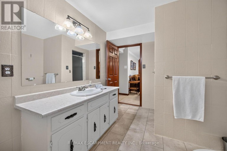 39 ALGONQUIN COURT, Hamilton (King's Forest Upper), Ontario, L8T4T2