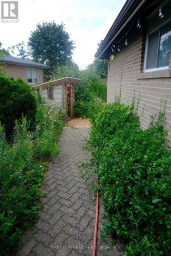 64 GROVE PARK CRESCENT, Toronto (Don Valley Village), Ontario, M2J2C8