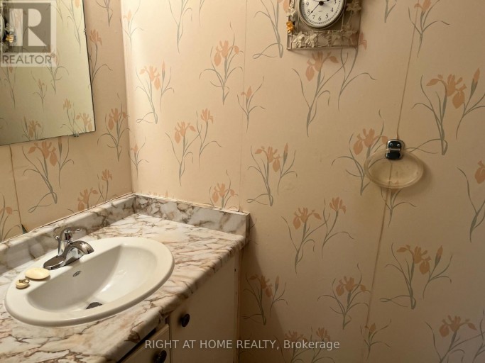 70 CARISBROOKE COURT, Brampton (Central Park), Ontario, L6S3K1